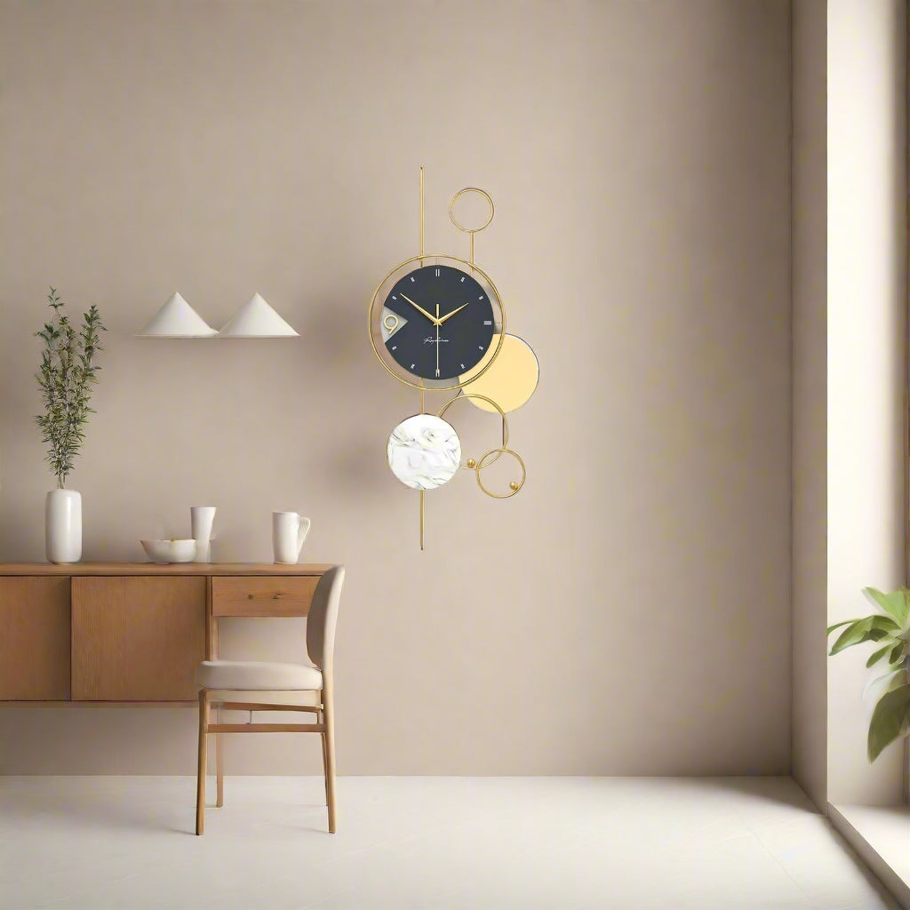 Close-up van de AURENO wandklok met elegant metalen frame.