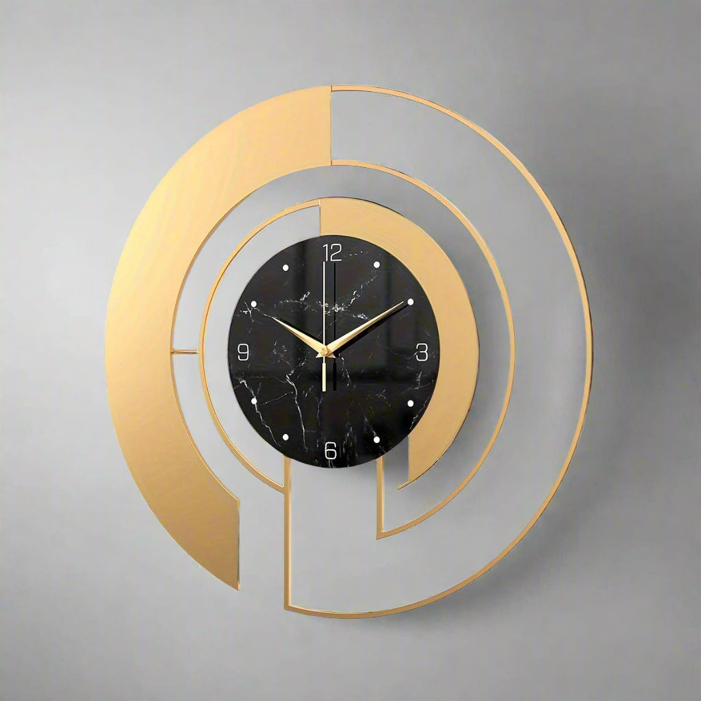 AURENO – Luxe gouden wandklok met modern geometrisch design
