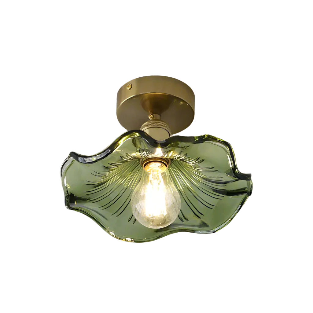 Luminaire de plafond en forme de fleur d'hibiscus en verre, diffusant une lumière douce et chaleureuse.