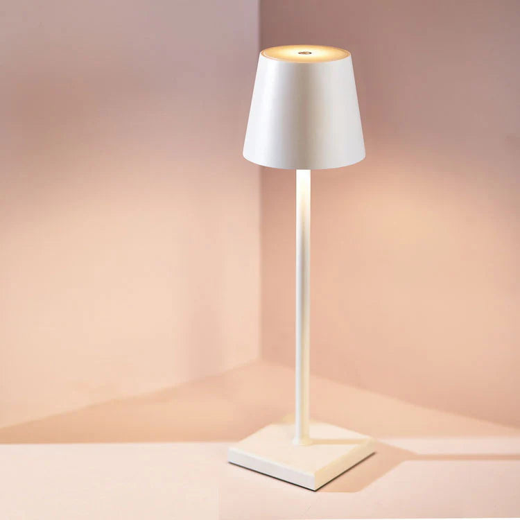 Lampe de table sans fil LUMIRO en aluminium, posée sur une table en bois avec un intérieur moderne.