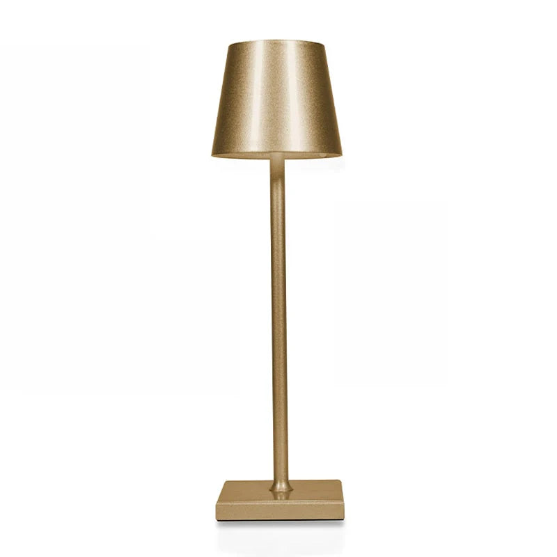 Lampe de table sans fil LUMIRO en aluminium, posée sur une table en bois avec un intérieur moderne.