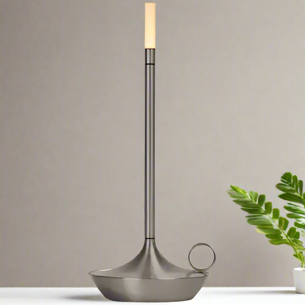 Vue de face de la LUMIVO – Lampe de table LED élégante sur un bureau minimaliste.