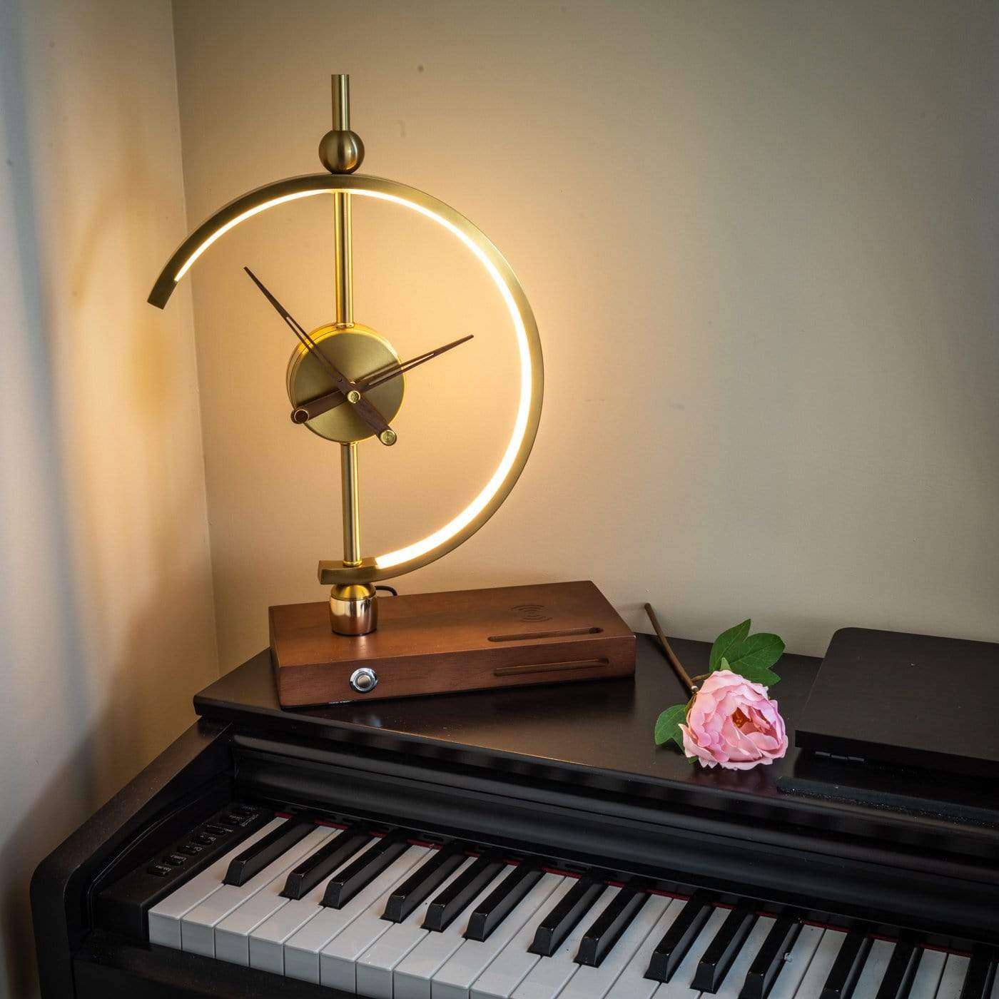 Lumixo – Horloge mural moderne avec éclairage LED et chargeur sans fil