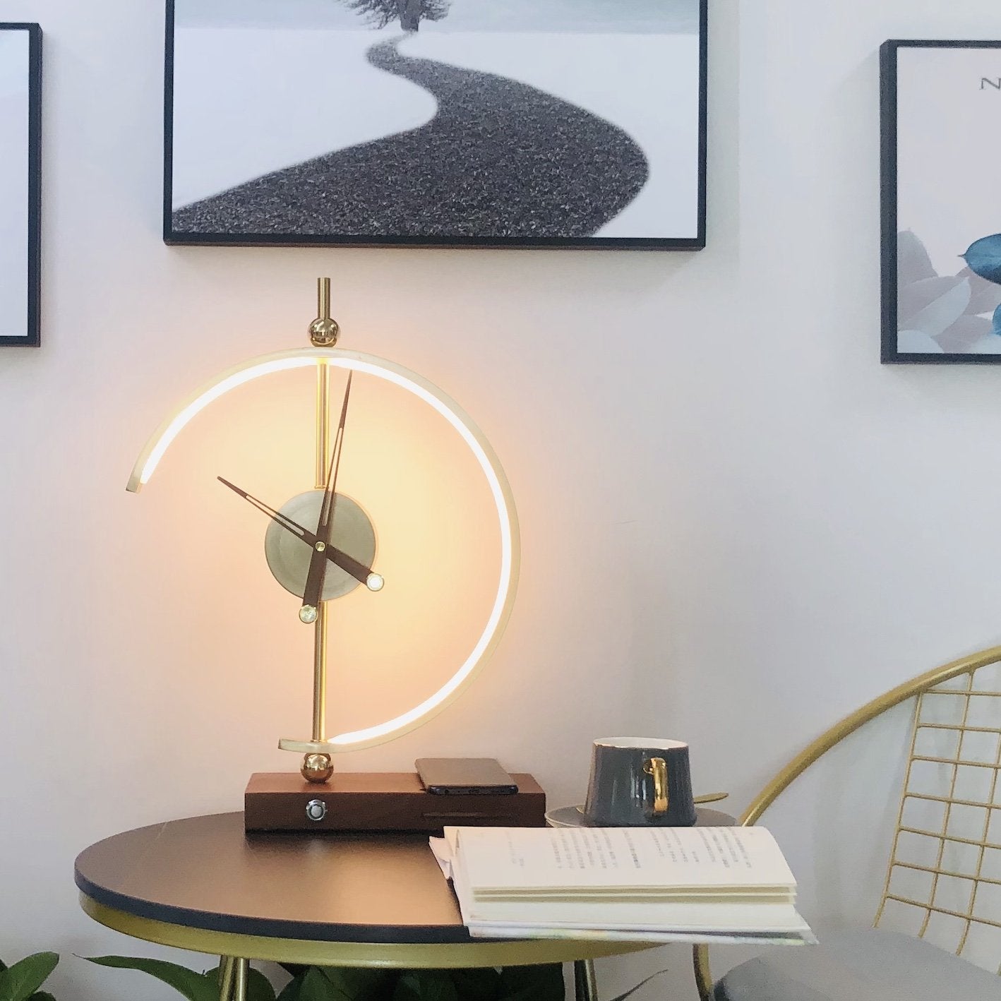 Lumixo – Horloge mural moderne avec éclairage LED et chargeur sans fil