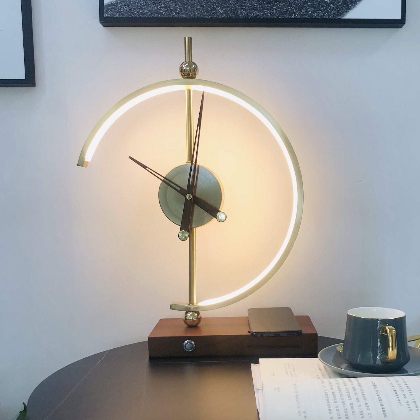 Lumixo – Horloge mural moderne avec éclairage LED et chargeur sans fil