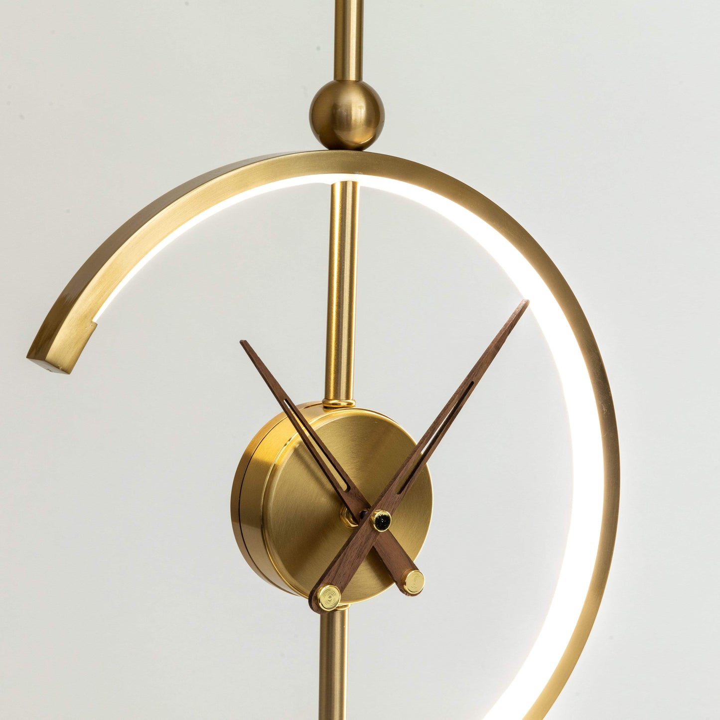 Lumixo – Horloge mural moderne avec éclairage LED et chargeur sans fil