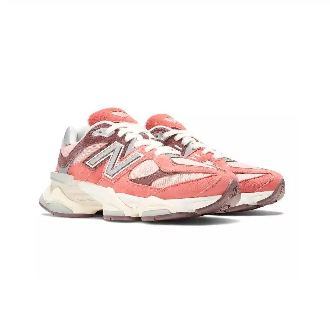 Baskets rétro en daim rose et beige New Balance 9060 pour femme