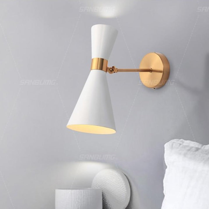 Lumiara – Applique murale LED dorée avec abat-jour triangulaire