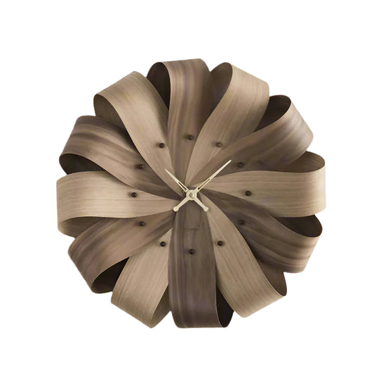 MOMENTA wandklok – een moderne houten wandklok voor elk interieur.
