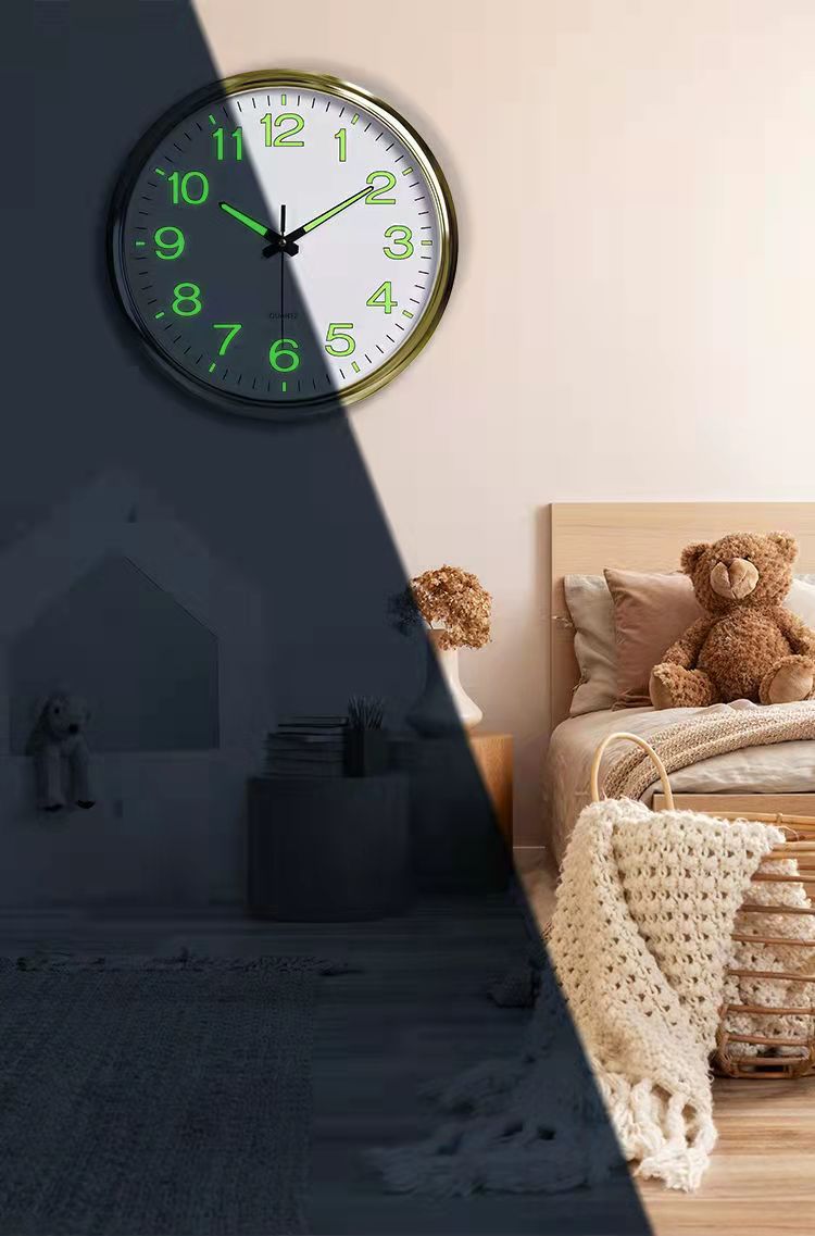 Velluno – Silent wall clock with LED lighting