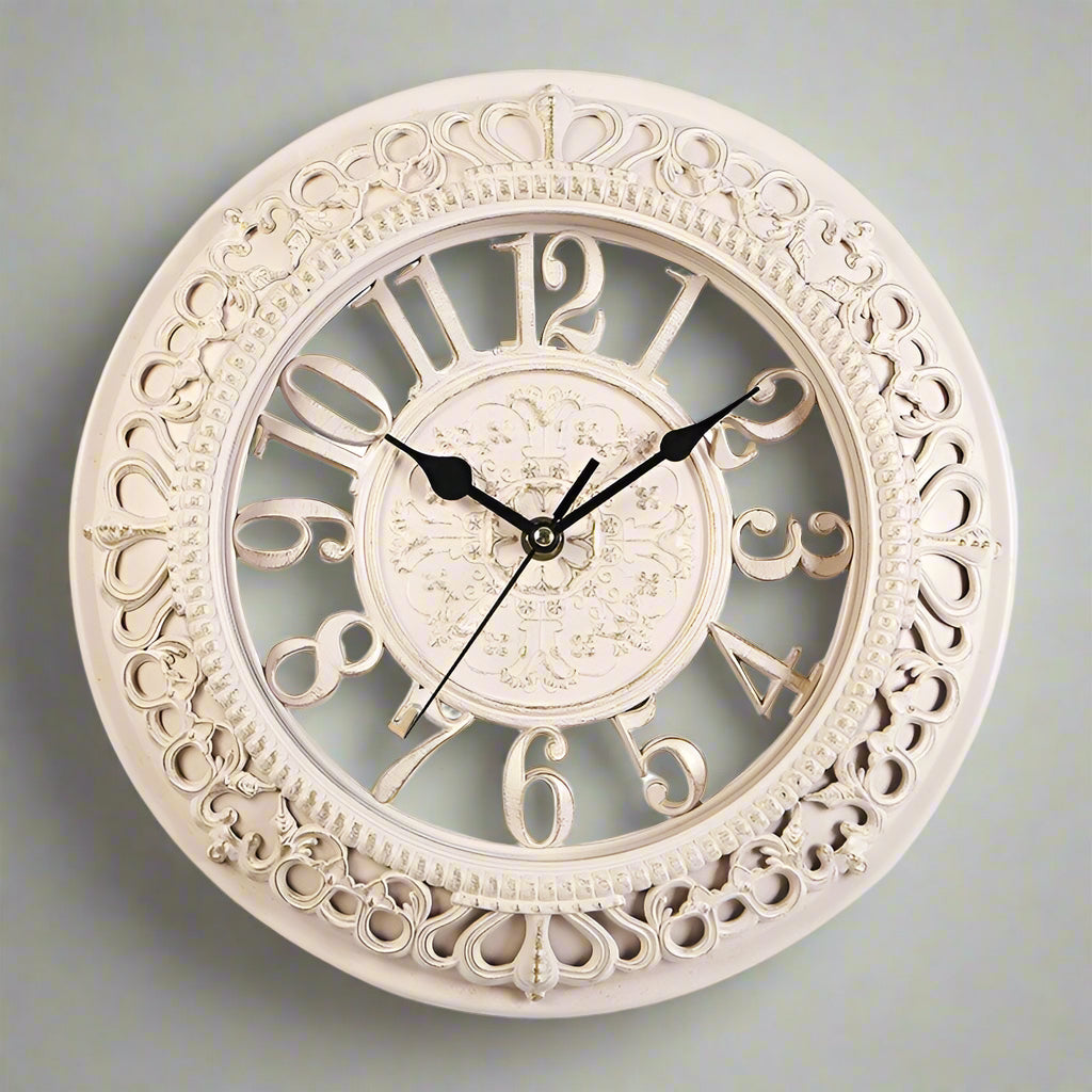 VINTORA grote wandklok met Romeinse cijfers in een klassiek interieur.