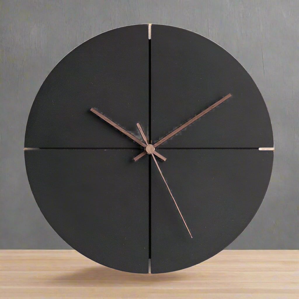 Close-up van de VIRONA wandklok met strakke wijzerplaat en luxe afwerking.